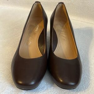 Nurture brya Size 7 1/2Brown leather Used A lil faded from the heels 
In pic